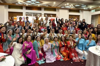Các đại biểu, nghệ sỹ và khách mời Malaysia và Việt Nam chụp ảnh lưu niệm. (Ảnh: Viên Luyến/TTXVN)