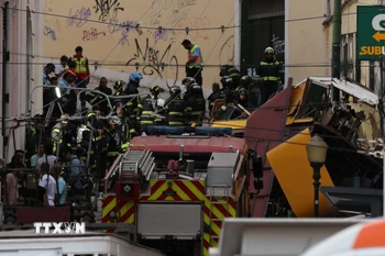 Lực lượng cứu hỏa và cảnh sát tại hiện trường vụ tai nạn tàu điện ở Lisbon, Bồ Đào Nha ngày 3/9/2025. (Ảnh: THX/TTXVN)
