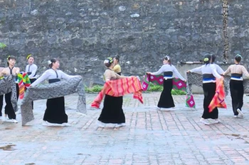 Tái hiện điệu múa truyền thống của dân tộc Mường tại Lễ hội Mợi, xã Mường Thải (Phù Yên). (Ảnh: Báo Sơn La)