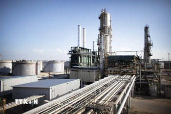 Một cơ sở khai thác dầu ở Zawiya, Libya. (Ảnh: AFP/TTXVN)