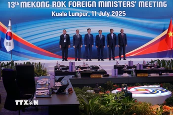 Phó Thủ tướng, Bộ trưởng Ngoại giao Bùi Thanh Sơn (thứ ba, bên phải) chụp ảnh tại Hội nghị Bộ trưởng Ngoại giao Hợp tác Mekong-Hàn Quốc lần thứ 13. (Ảnh: Hằng Linh/TTXVN)