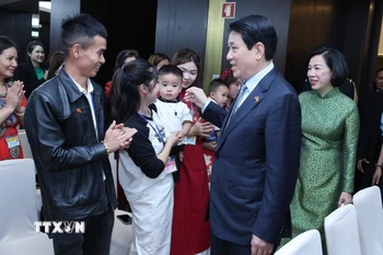 Chủ tịch nước Lương Cường và Phu nhân với đại diện cộng đồng người Việt Nam tại Angola. (Ảnh: Lâm Khánh/TTXVN)