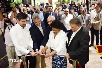 Bà Martiza Carrillo González, đồng Chủ tịch Công ty xì gà Habanos S.A., cắt băng khai mạc Lễ hội. (Ảnh: Việt Hùng/TTXVN)