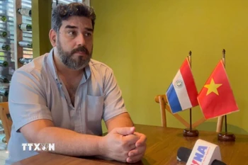 Tổng Bí thư Đảng Cộng sản Paraguay Najeeb Amado trả lời phỏng vấn phóng viên TTXVN tại Asuncion ngày 12/12/2025, nhân kỷ niệm 30 năm thiết lập quan hệ ngoại giao Việt Nam-Paraguay (1995-2025). (Ảnh: Diệu Hương/TTXVN)