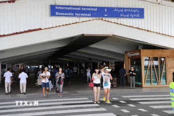 Khách du lịch tại sân bay ở Male, Maldives. (Ảnh: THX/TTXVN)