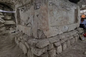 Công trình là một cấu trúc mái dốc, có chu vi từ Đông sang Tây là 1,1m, từ Bắc xuống Nam là 1,8m, cao khoảng 1m, được đá vôi bao phủ.. (Ảnh: AFP)