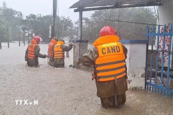 Lực lượng Công an Đắk Lắk có mặt tại các vị trí xung yếu, sẵn sàng ứng phó mưa lũ. (Ảnh: TTXVN phát)