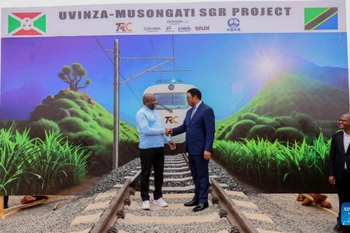 Tổng thống Burundi và Thủ tướng Tanzania trong lễ khởi công dự án đường sắt xuyên biên giới. (Ảnh: Xinhua)