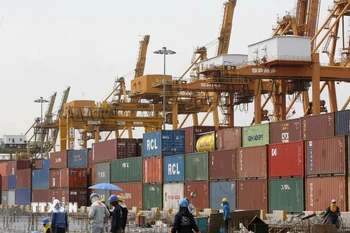 Hàng hóa được xếp tại cảng ở Bangkok, Thái Lan. (Ảnh: AFP/TTXVN)