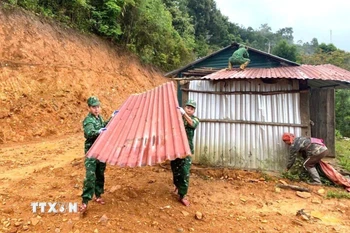 Cán bộ, chiến sỹ bộ đội Biên phòng hỗ trợ người dân khu vực biên giới tháo dỡ nhà tạm, dột nát. (Ảnh minh họa. Nguồn: TTXVN phát)