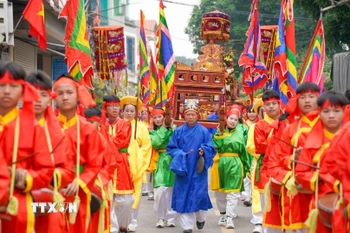 Nghi thức rước văn từ đình làng về Lăng thờ thân phụ, thân mẫu Chử Đồng Tử… (Ảnh: Khánh Hòa/TTXVN)