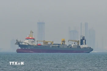 Tàu thương mại thả neo ngoài khơi Dubai, Các tiểu vương quốc Arab thống nhất (UAE) khi tuyến hàng hải qua eo biển Hormuz bị gián đoạn do xung đột. (Ảnh: AA/TTXVN)