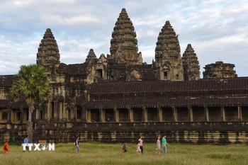 Khách du lịch tham quan đền Angkor Wat ở tỉnh Siem Reap, Campuchia. (Ảnh: AFP/TTXVN)