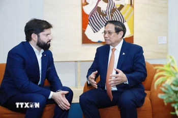 Thủ tướng Phạm Minh Chính gặp Tổng thống Chile Gabriel Boric. (Ảnh: Dương Giang/TTXVN)