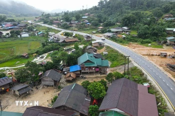 Con đường mới trải nhựa phẳng lì, uốn lượn qua dãy Trường Sơn hùng vĩ, đã mang đến diện mạo mới và mở ra cơ hội phát triển cho người dân khu vực biên giới Lào-Việt Nam. (Ảnh: Đỗ Bá Thành/TTXVN)