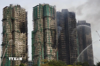 Các tòa chung cư ở khu phức hợp Wang Fuk Court thuộc quận Tai Po, Hong Kong (Trung Quốc) bị thiêu rụi trong vụ hoả hoạn kéo dài hơn 40 giờ, ngày 27/11/2025. (Ảnh: THX/TTXVN)
