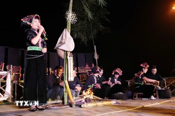 Trên sàn Hạn Khuống, trai gái đua tài bằng những tiết mục văn hóa, văn nghệ mang đậm bản sắc văn hóa truyền thống dân tộc. (Ảnh: Nguyễn Oanh/TTXVN)