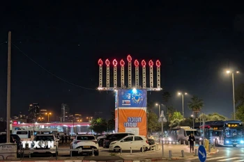 Trên các quảng trường và không gian công cộng, những mô hình Hanukkiah cỡ lớn bằng đèn trang trí trở thành điểm nhấn thị giác, thu hút người dân và du khách. (Ảnh: Thanh Bình/TTXVN)