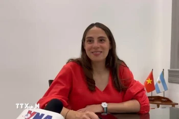 Tiến sỹ quan hệ quốc tế Nadia Radulovich, giảng viên Khoa Nghiên cứu phương Đông, Đại học Salvador (USAL) của Argentina, trả lời phỏng vấn phóng viên TTXVN. (Ảnh: Diệu Hương/TTXVN)