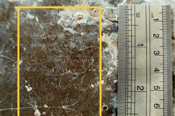 Bia ký cổ nhỏ nhất thế giới, với niên đại khoảng 1.600 năm, được khắc trên vách đá tại Marvdasht (Iran). (Ảnh: Tehran Times)