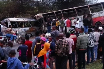 Tai nạn xảy ra sau khi lốp trước của một trong 2 xe buýt phát nổ. (Ảnh: tanzania times)