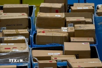 Hàng hóa bán lẻ đến từ Trung Quốc. (Ảnh: Bloomberg/TTXVN)