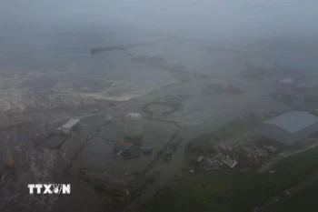 Sóng thần sau động đất gây ngập lụt tại thị trấn Severo-Kurilsk, Nga ngày 30/7/2025. (Ảnh: AA/TTXVN)