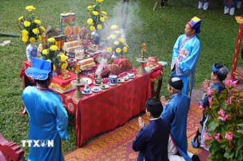 Nghi thức dựng nêu ở khu vực sân Hiển Lâm Các, Đại Nội Huế. (Ảnh: Nguyên Lý/TTXVN)