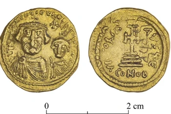 Những đồng tiền vàng hiếm có niên đại thời Byzantine được phát hiện tại di chỉ khảo cổ Hyrcania ở phía Bắc sa mạc Judea. (Ảnh của COGAT)