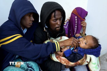 Người di cư được giải cứu tới căn cứ hải quân ở Tripoli, Libya. (Ảnh: THX/TTXVN)