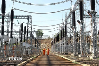 Công nhân trực vận hành tại Trạm biến áp 500kV Pleiku2 (Gia Lai, Việt Nam). (Ảnh: Huy Hùng/TTXVN)
