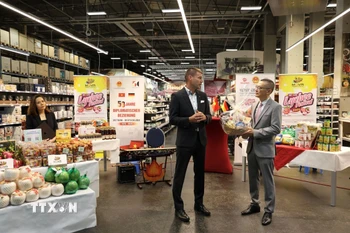 Đại sứ Vũ Quang Minh (bên phải) cảm ơn Giám đốc điều hành Selgros Lichtenberg Mario Berger đã tạo điều kiện để sản phẩm nông sản Việt Nam đến gần hơn với khách hàng Đức. (Ảnh: Phương Hoa/TTXVN)