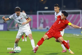 Đình Bắc số 7 U23 Việt Nam nỗ lực đi bóng trước cầu thủ U23 UAE. (Ảnh: Nguồn AFC/TTXVN phát)