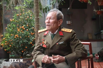 Ông Phạm Duy Đô hồi tưởng về ký ức ông cùng đồng đội tham gia bắt giữ Dương Văn Minh và nội các Chính phủ Việt Nam Cộng Hòa. (Ảnh: Vũ Quang/TTXVN)