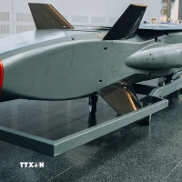 Tên lửa hành trình Taurus được trưng bày tại cơ sở sản xuất tên lửa ở Schrobenhausen, miền Nam Đức hồi tháng Ba năm ngoái. (Ảnh: AFP/TTXVN)