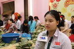 Trần Hiểu Anh, học sinh lớp 11A Trường song ngữ Lào-Việt Nam Nguyễn Du chia sẻ về ý nghĩa của hoạt động gói bánh chưng. (Ảnh: Xuân Tú/TTXVN) 