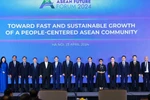 Thủ tướng Phạm Minh Chính và Thủ tướng Lào Sonexay Siphandone cùng trưởng đoàn các nước ASEAN tham dự Diễn đàn Tương lai ASEAN 2024. (Ảnh: Dương Giang/TTXVN)