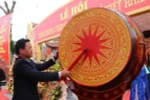 Chủ tịch Ủy ban nhân dân tỉnh Bắc Ninh Vương Quốc Tuấn đánh trống khai hội Kinh Dương Vương. (Ảnh: Thái Hùng/TTXVN)