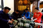 Cứ mỗi dịp Tết đến, Xuân về, các thành viên trong gia đình lại quây quần bên nồi bánh chưng xanh. (Ảnh: Minh Quyết/TTXVN) 