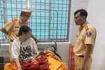 Lãnh đạo Cảnh sát giao thông Công an tỉnh Phú Yên thăm hỏi nạn nhân đang điều trị tại Trung tâm Y tế thị xã Sông Cầu. (Ảnh: Tường Quân/TTXVN)