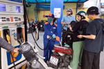 Mua, bán xăng, dầu tại điểm kinh doanh xăng dầu Petrolimex. (Ảnh: Trần Việt/TTXVN)