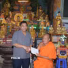 Đồng chí Y Thông, Thứ trưởng Bộ Dân tộc và Tôn giáo tặng quà đến Hòa thượng Dương Quân, Phó Chủ tịch Hội Đoàn kết sư sãi yêu nước tỉnh Cà Mau nhân chuyến thăm, chúc mừng Tết Chôl Chnăm Thmây tại Cà Mau. (Ảnh: Chanh Đa/TTXVN)