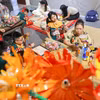 Thiếu nhi trải nghiệm không gian giới thiệu đồ chơi Trung Thu truyền thống, tham gia các hoạt động làm đèn ông sao, đèn kéo quân, tiến sỹ giấy, chuồn chuồn tre. (Ảnh: Thanh Tùng/TTXVN)