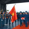 Nghi thức trang trọng chuyển mẫu hài cốt liệt sỹ từ máy bay xuống tại Sân bay Gia Lâm để làm lễ dâng hương tưởng niệm. (Ảnh: Trọng Đức/TTXVN)