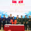 Đoàn đại biểu Bộ đội Biên phòng 4 tỉnh: Điện Biên, Lai Châu, Tuyên Quang, Lào Cai (Việt Nam) và Đoàn đại biểu Tổng Trạm kiểm tra Biên phòng xuất, nhập cảnh Vân Nam (Trung Quốc) trao biên bản ghi nhớ hội đàm. (Ảnh: TTXVN phát)