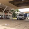 Phương tiện vận tải hàng hóa làm thủ tục qua khu vực kiểm soát cửa khẩu quốc tế Xa Mát. (Ảnh: Bùi Giang/TTXVN)