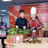 TikToker Ngọc Bambo và Nghệ nhân ẩm thực Nguyễn Thị Hồng Yến - Chủ nhà hàng Gỏi lá Yến Vi tại buổi livestream vào ngày 30/10. (Nguồn: Báo Công Thương)