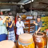 Du khách tìm hiểu quy trình ủ chượp nước mắm tại làng Nam Ô, phường Hải Vân, thành phố Đà Nẵng. Nhiều người kỳ vọng phát triển du lịch trải nghiệm sẽ góp phần nâng cao giá trị làng nghề. (Ảnh: Xuân Quý/TTXVN)