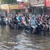 Quanh khu vực Khu đô thị Tân tây Đô, xã Ô Diên, vẫn trong tình trạng ngập nặng. (Ảnh: Văn Điệp/TTXVN)