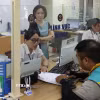 Cán bộ, công chức tận tình giải đáp thắc mắc, hỗ trợ giải quyết hồ sơ cho nhân dân tại Điểm phục vụ Hành chính công Hai Bà Trưng, Hà Nội. (Ảnh: Vũ Quang/TTXVN)